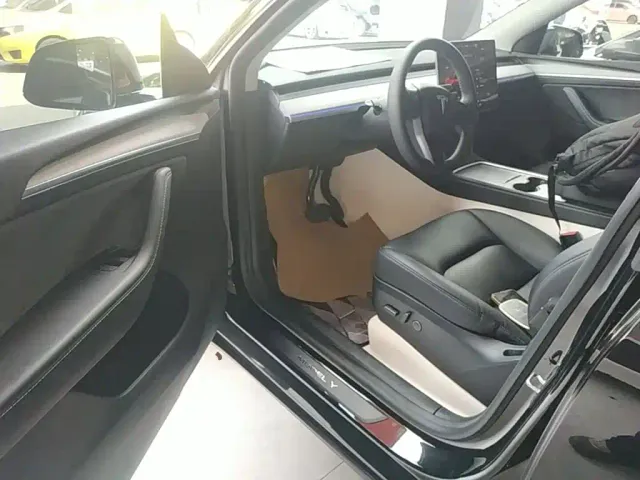 Tesla Model Y — Фото автомобиля 15