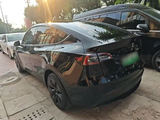 Tesla Model Y — Фото автомобиля 4