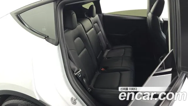 Tesla Model Y — Фото автомобиля 16