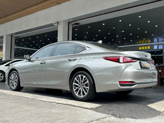 Lexus ES — Фото автомобиля 17