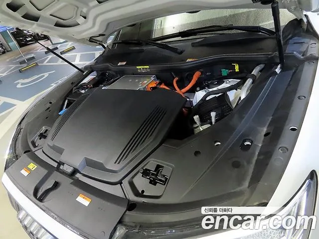 Audi e-tron — Фото автомобиля 19