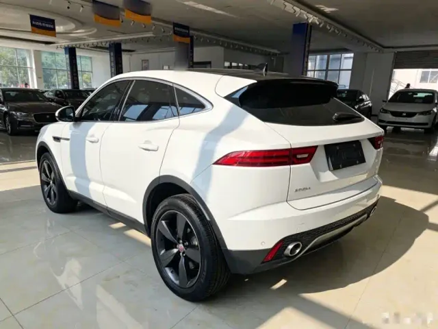 Jaguar E-PACE — Фото автомобиля 4