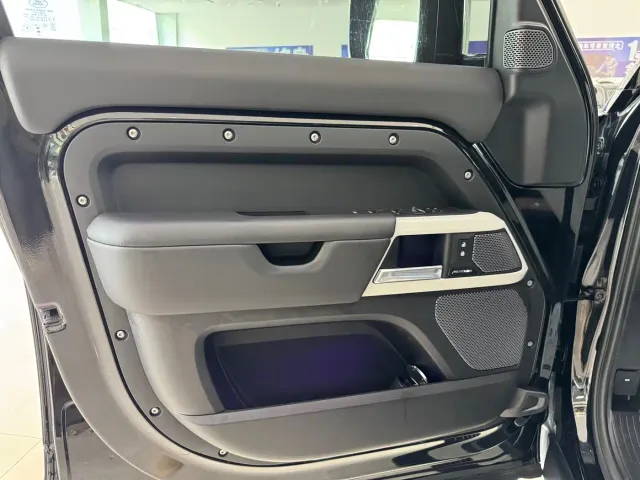 Land Rover Defender — Фото автомобиля 6