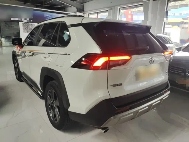 Toyota RAV4 — Фото автомобиля 4
