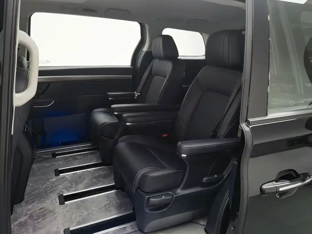 GAC Trumpchi Trumpchi M8 2024 Leadershow Series 390T Luxury Edition — Фото автомобиля 15