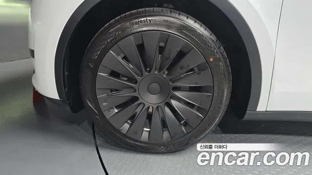Tesla Model Y — Фото автомобиля 5