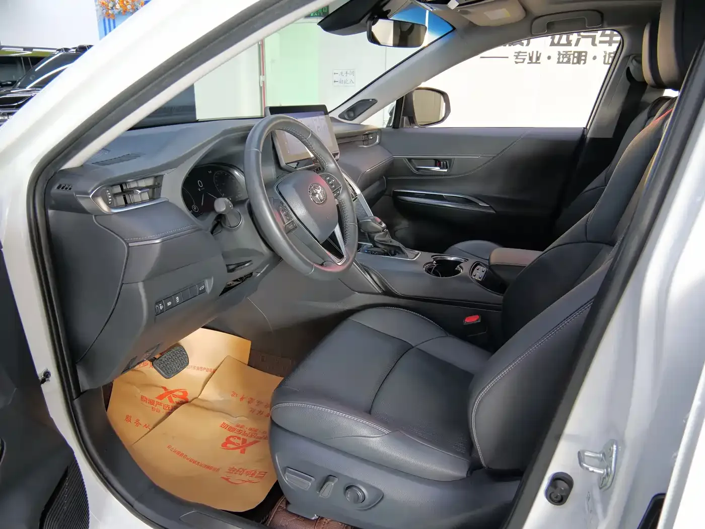 Toyota Venza 2023 2.5L Smart Hybrid FWD Premium — Фото автомобиля 8