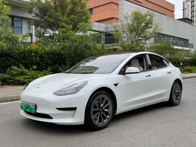 Фотография автомобиля — Tesla Model 3