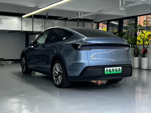 Tesla Model Y — Фото автомобиля 11