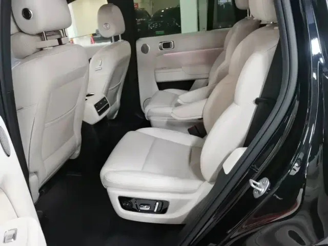 Li Auto L8 — Фото автомобиля 16
