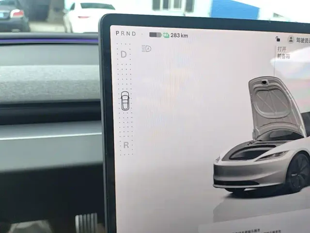 Tesla Model 3 — Фото автомобиля 13