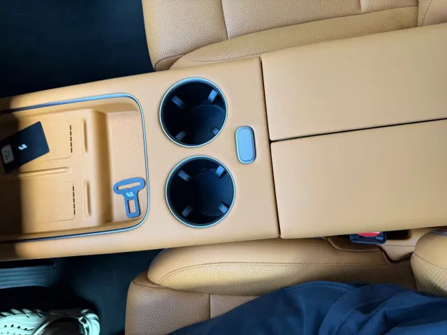 Li Auto i8 — Фото автомобиля 16