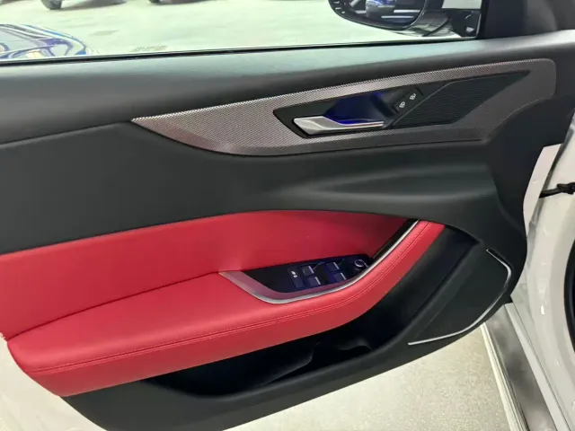 Jaguar XEL — Фото автомобиля 4