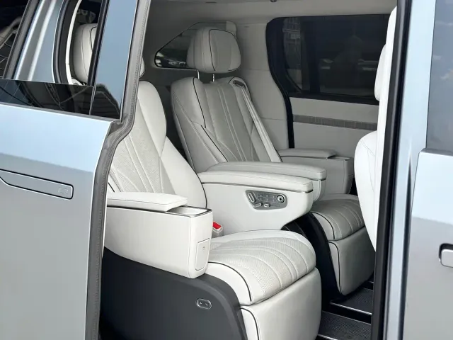 Xpeng X9 — Фото автомобиля 17