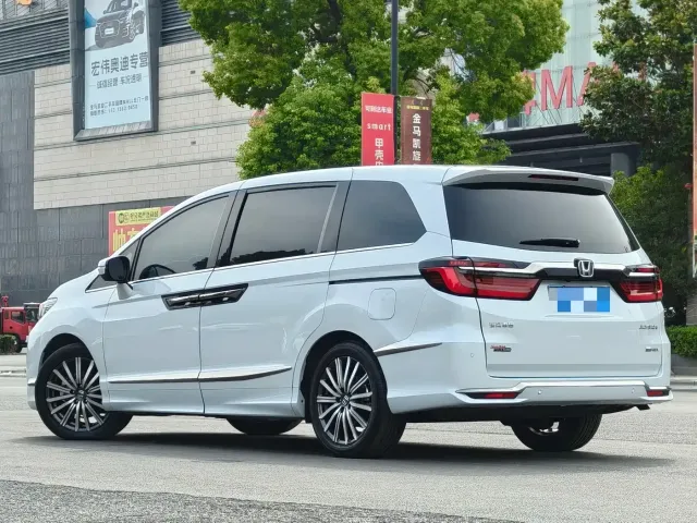 Honda Elysion 2024 2.0L e:HEV Luxury Edition — Фото автомобиля 4