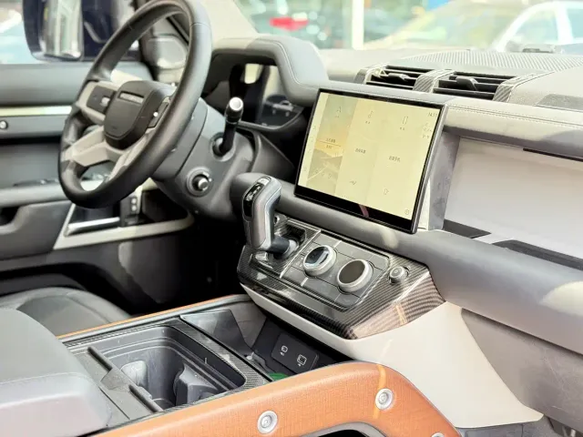 Land Rover Defender — Фото автомобиля 30