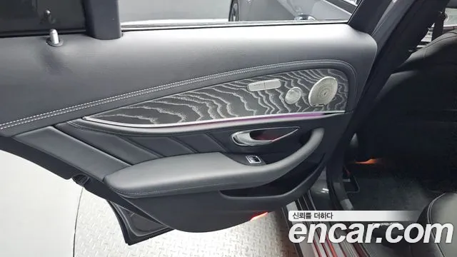 Mercedes-Benz E-Class — Фото автомобиля 25