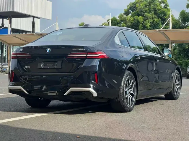 BMW i5 — Фото автомобиля 9