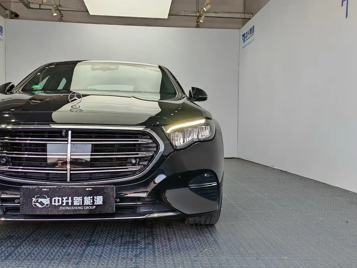Mercedes-Benz Mercedes-Benz E-Class New Energy 2024 E 350 e L Plug-in Hybrid Sedan — Фото автомобиля 18