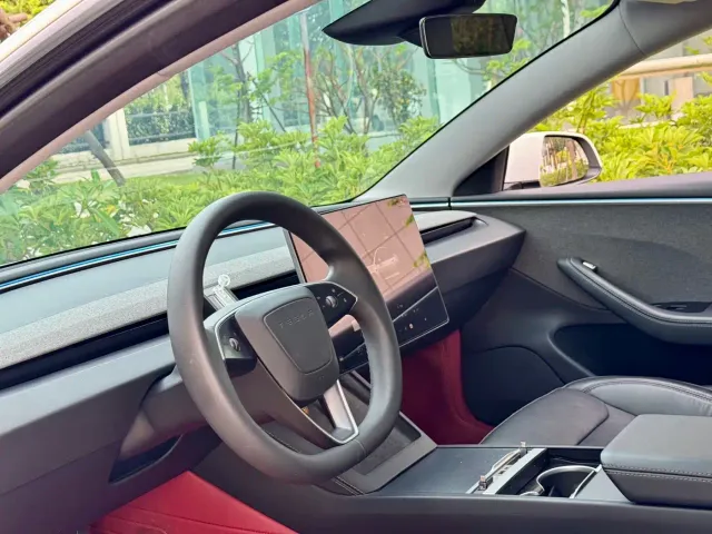 Tesla Model 3 — Фото автомобиля 4