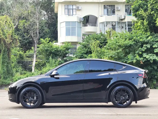 Tesla Model Y — Фото автомобиля 6