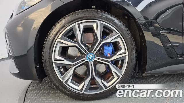 BMW i4 — Фото автомобиля 5
