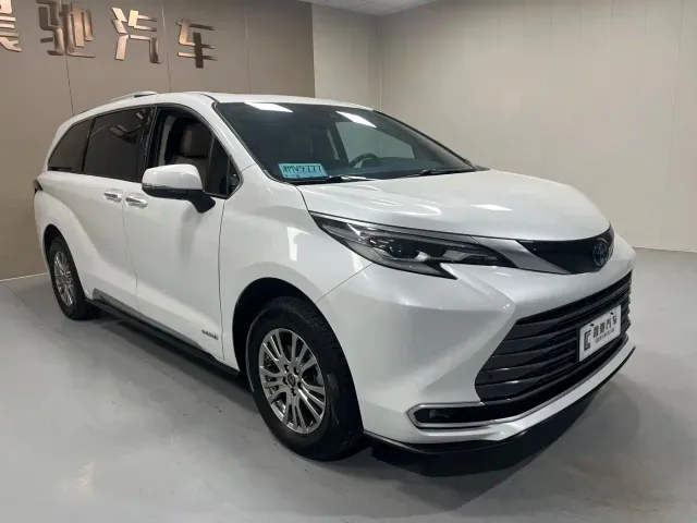 Toyota Sienna — Фото автомобиля 3