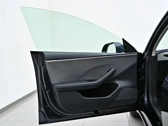 Tesla Model 3 — Фото автомобиля 20