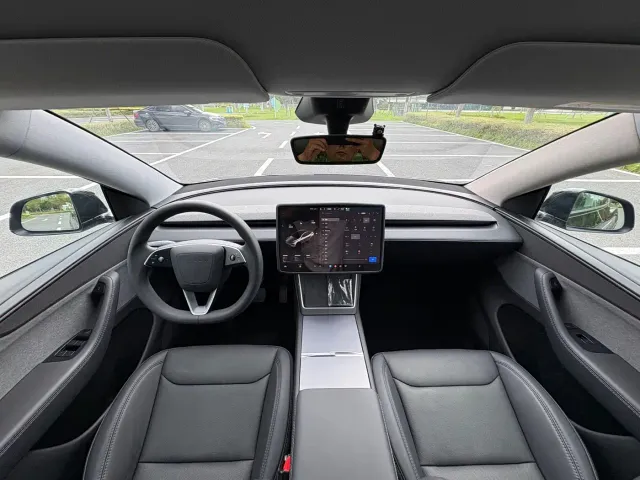 Tesla Model Y — Фото автомобиля 11
