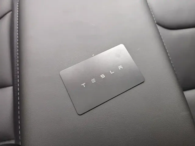 Tesla Model 3 — Фото автомобиля 10