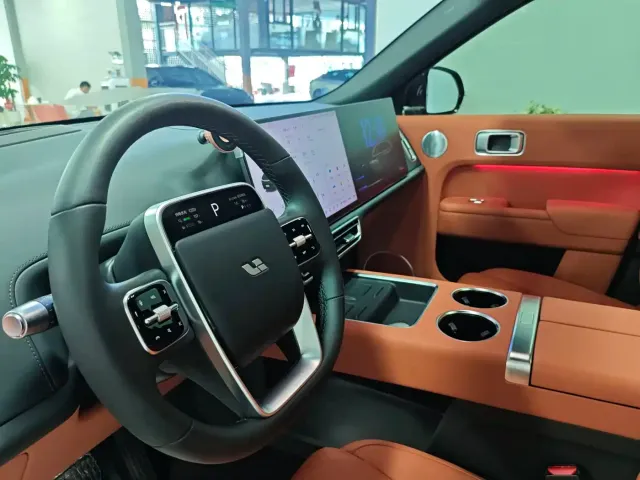 Li Auto Li L8 2024 Max — Фото автомобиля 9