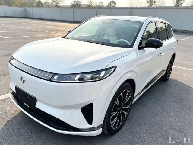 Фотография автомобиля — Dongfeng eπ 008