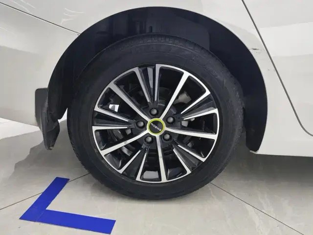 Roewe i5 — Фото автомобиля 6