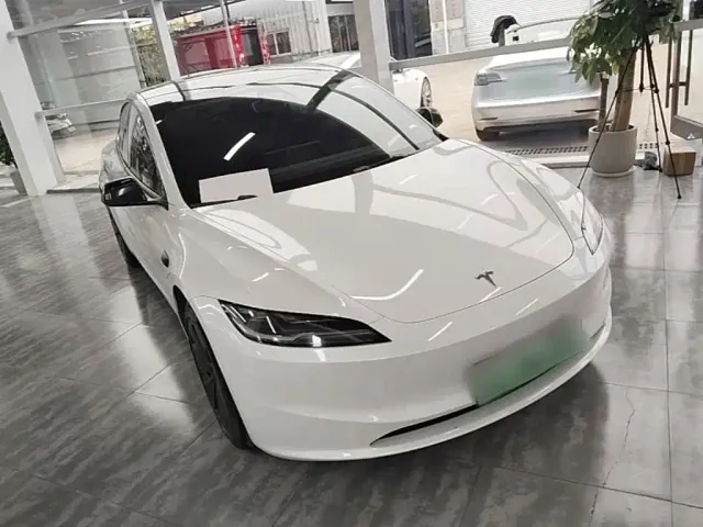 Tesla Model 3 — Фото автомобиля 3