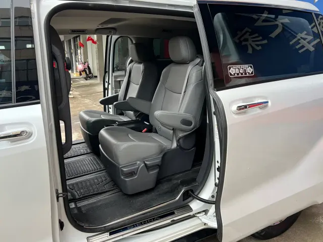 Toyota Sienna — Фото автомобиля 25