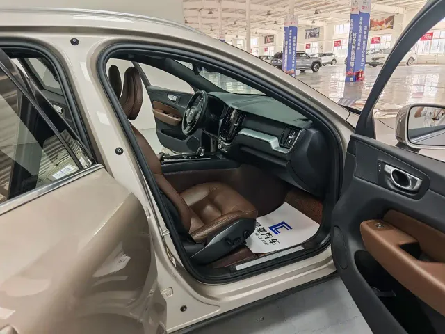Volvo XC60 — Фото автомобиля 10