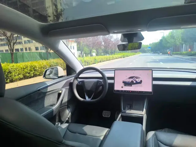 Tesla Model Y — Фото автомобиля 8
