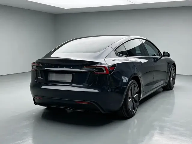 Tesla Model 3 — Фото автомобиля 9