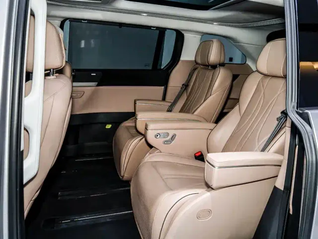 Xpeng X9 — Фото автомобиля 10