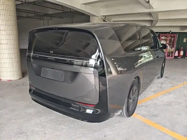 Li Auto MEGA — Фото автомобиля 6