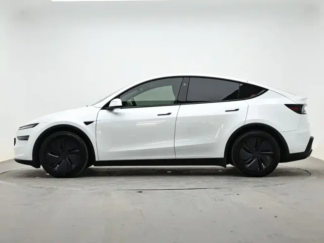 Tesla Model Y — Фото автомобиля 6