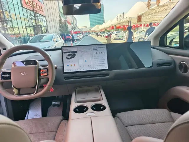 Li Auto i8 — Фото автомобиля 4
