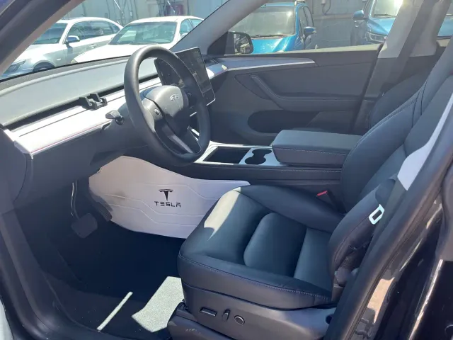 Tesla Model Y — Фото автомобиля 6