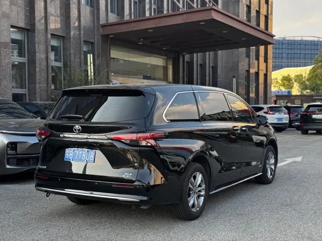 Toyota Sienna — Фото автомобиля 7