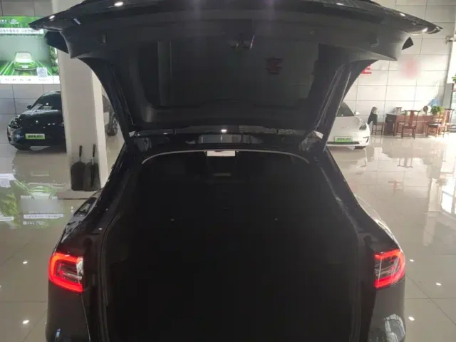 Tesla Model Y — Фото автомобиля 18