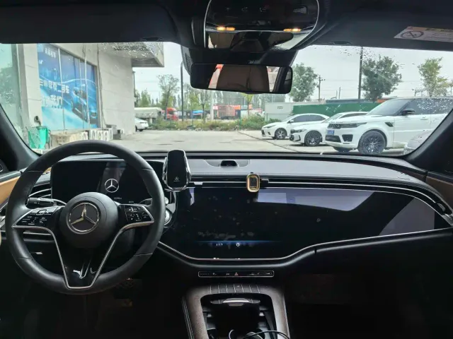 Mercedes-Benz E-Class — Фото автомобиля 4