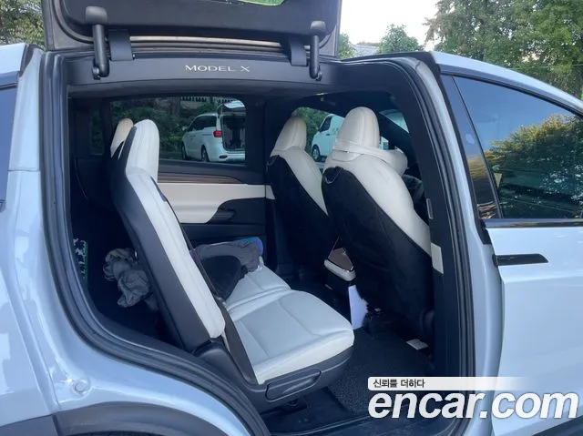 Tesla Model X — Фото автомобиля 11