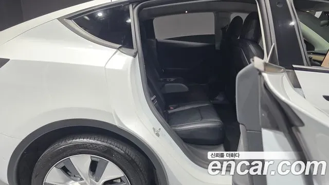 Tesla Model Y — Фото автомобиля 11