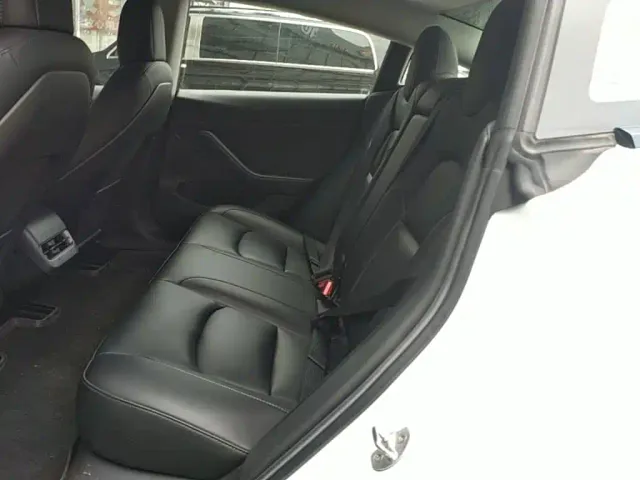Tesla Model 3 — Фото автомобиля 16