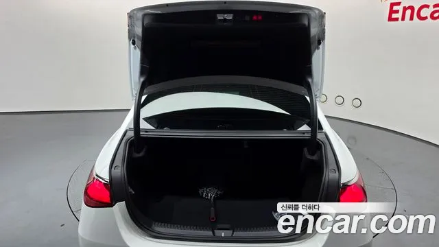 Mercedes-Benz E-Class — Фото автомобиля 17